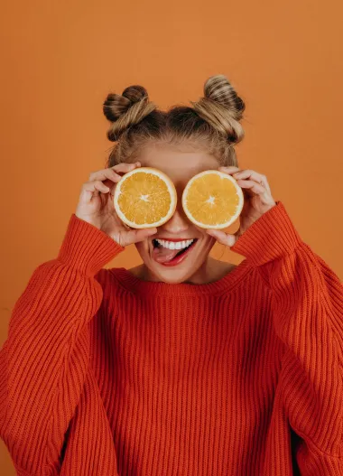 Kako pravilno koristiti serume s vitaminom C za rješavanje tamnih mrlja?