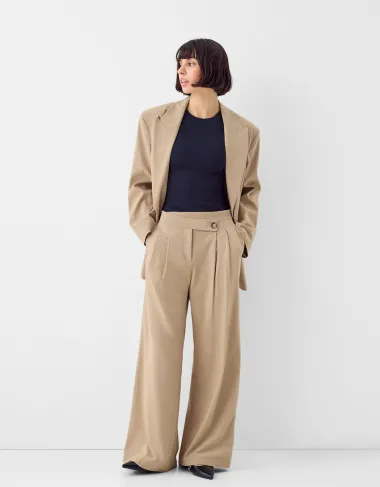 Hlače širokih nogavica pristaju svakome, a Bershka ima odlične modele