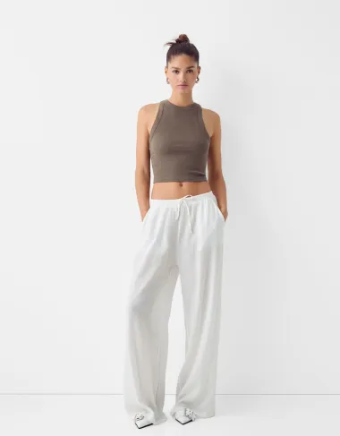 Hlače širokih nogavica pristaju svakome, a Bershka ima odlične modele