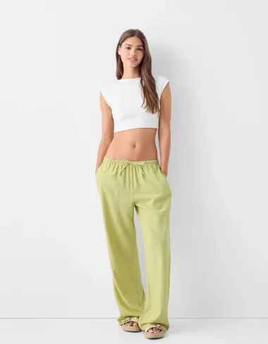 Hlače širokih nogavica pristaju svakome, a Bershka ima odlične modele
