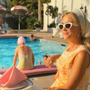 'Palm Beach chic' estetika je trendi - upečatljive boje i retro glamurozni komadi