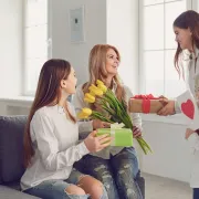 Mame su najbolje: Pokloni za Majčin dan kojima će se svaka mama veseliti
