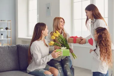 Mame su najbolje: Pokloni za Majčin dan kojima će se svaka mama veseliti