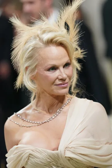 Pamela Anderson se ipak našminkala za Met Galu, iako se odlučila za život bez šminke