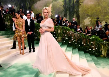 Pamela Anderson se ipak našminkala za Met Galu, iako se odlučila za život bez šminke