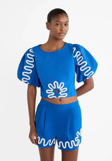 Šarmantne bluze s vezom koje će u trenu podići svaki outfit