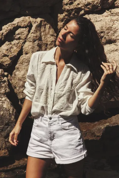 Šarmantne bluze s vezom koje će u trenu podići svaki outfit