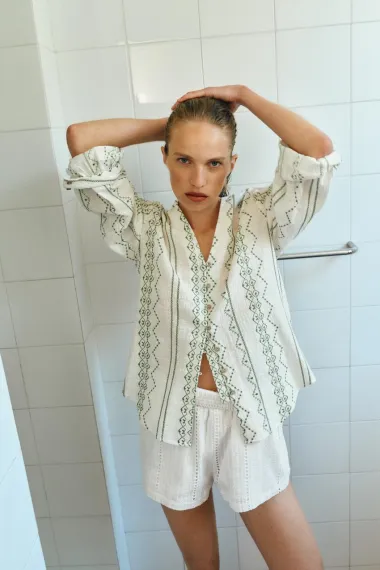 Šarmantne bluze s vezom koje će u trenu podići svaki outfit