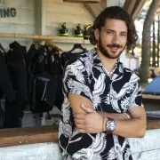 Tko je atraktivni instruktor ronjenja iz serije 'Skriveno u raju'? Za ulogu je 'nabio' 10 kilograma mišića!