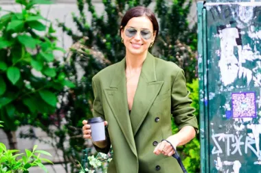 Irina Shayk u efektnom maslinastom odijelu - pronašli smo pristupačne modele