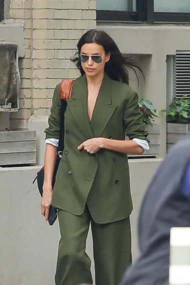 Irina Shayk u efektnom maslinastom odijelu - pronašli smo pristupačne modele