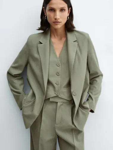 Irina Shayk u efektnom maslinastom odijelu - pronašli smo pristupačne modele