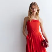 Upečatljiva crvena boja - izdvojili smo top komade iz H&M-a i Zare