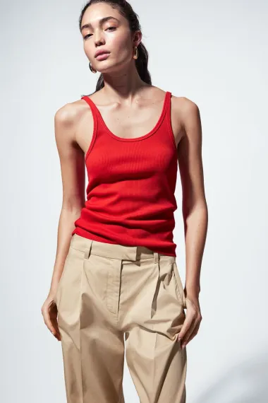 Upečatljiva crvena boja - izdvojili smo top komade iz H&M-a i Zare