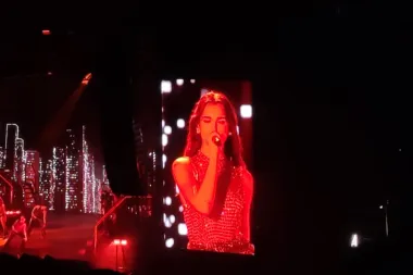 Dua Lipa u Puli nije razočarala glasom, stasom i produkcijom, ali nedostajalo je nekog šarma