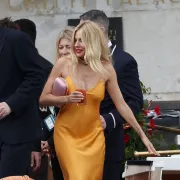 Sienna Miller oduševila u haljini od satena  - pronašli smo pristupačne modele