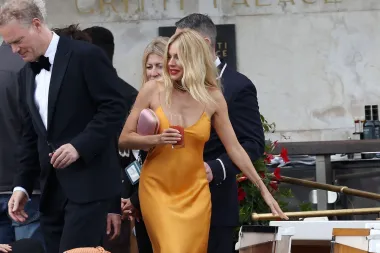 Sienna Miller oduševila u haljini od satena  - pronašli smo pristupačne modele