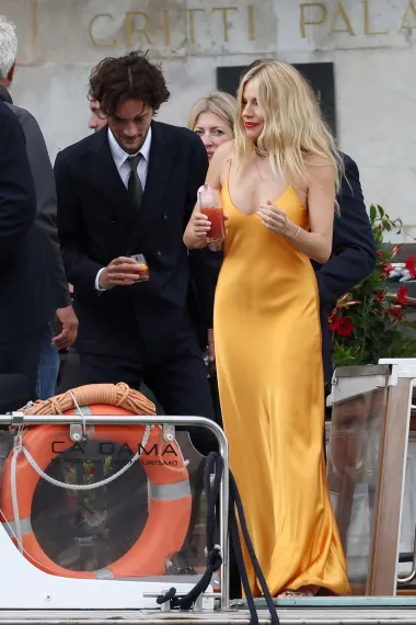 Sienna Miller oduševila u haljini od satena  - pronašli smo pristupačne modele