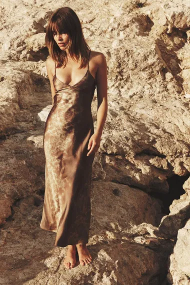 Sienna Miller oduševila u haljini od satena  - pronašli smo pristupačne modele