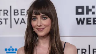 Ravne slingback cipele su hit sezone – evo kako ih nosi Dakota Johnson