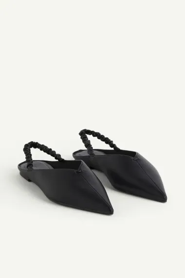 Ravne slingback cipele su hit sezone – evo kako ih nosi Dakota Johnson