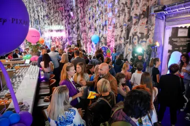 Premijera hrvatske sinkronizacije popularnog animiranog nastavka "Izvrnuto obrnuto 2" studija Disney i Pixar okupila brojne fanove i poznate osobe