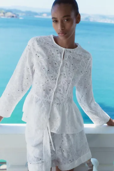 17 lepršavih modela: Bijele bluze, košulje i tunike idealne za tople ljetne dane pred nama