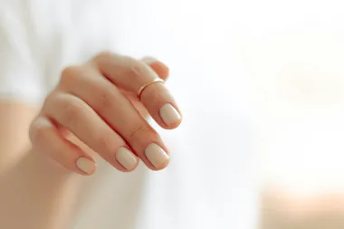 Mliječni nokti su opet IN – pronašli smo super ideje za elegantne manikure