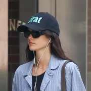 Trend alert: Ovo ljeto zvijezde nose šilterice uz ležerne kombinacije