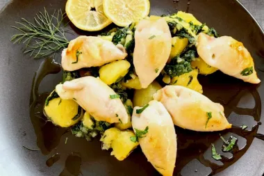 Recept za punjene lignje s pršutom i sirom za ljubitelje ribe i mesa