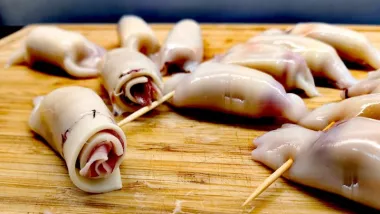 Recept za punjene lignje s pršutom i sirom za ljubitelje ribe i mesa