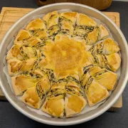 Recept s fotografijama za ukusnu zvijezdu od svježeg sira i špinata