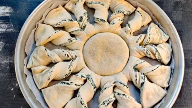 Recept s fotografijama za ukusnu zvijezdu od svježeg sira i špinata