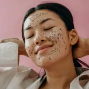 Piling lica važan je dio skincare rutine – evo kako ga pravilno raditi