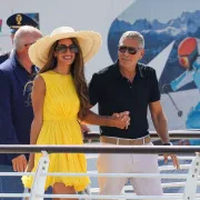 Amal Clooney privukla svu pozornost u žutoj haljini u Veneciji
