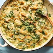Recept za ukusnu piletinu s lisičarkama i špinatom u kremastom umaku