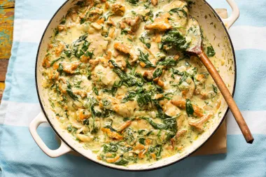 Recept za ukusnu piletinu s lisičarkama i špinatom u kremastom umaku