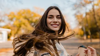 Karamel balayage: Jesenski trend za kosu koji pristaje svima