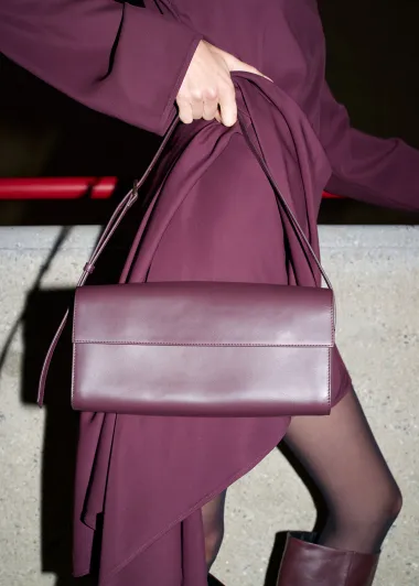 Tamno crvena je boja jeseni – uz ove elegantne komade svaki će look djelovati skupocjeno