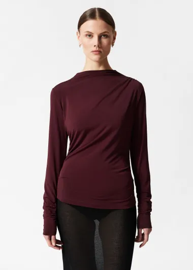 Tamno crvena je boja jeseni – uz ove elegantne komade svaki će look djelovati skupocjeno