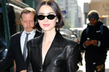 Hlače u smeđim nijansama su jesenski trend - evo kako ih nosi Lily Collins