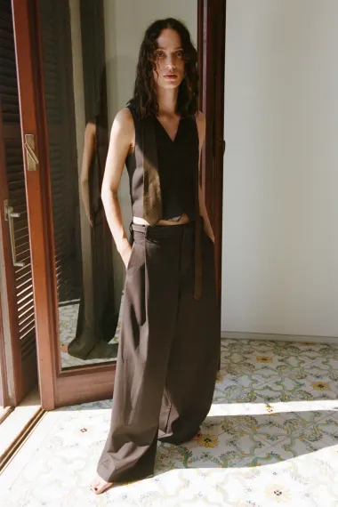 Hlače u smeđim nijansama su jesenski trend  - evo kako ih nosi Lily Collins