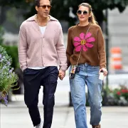 Blake Lively zna kako savršeno nositi traperice, veste i Chanelove torbice