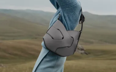 Popularni francuski brend ima novu torbicu koja nas je očarala