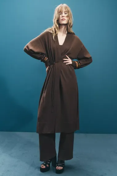 Topli, mekani i chic: Dugi kardigani kao ključni komad jesenske garderobe