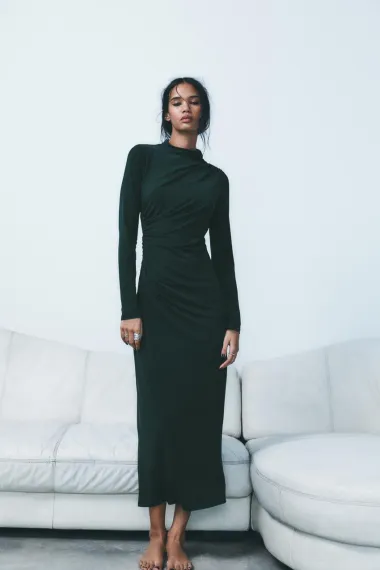 Midi haljine u tamnijim nijansama elegantan su izbor za hladnije dane