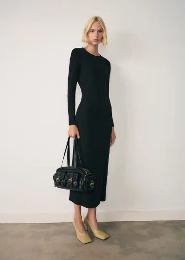 Midi haljine u tamnijim nijansama elegantan su izbor za hladnije dane