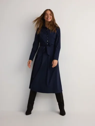 Midi haljine u tamnijim nijansama elegantan su izbor za hladnije dane