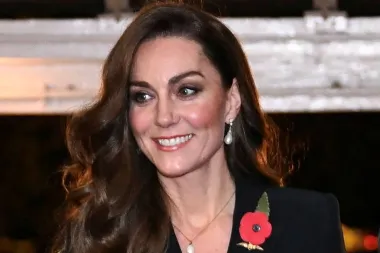 Elegancija u crnom - Kate Middleton se vratila i očarala prisutne na gala večeri