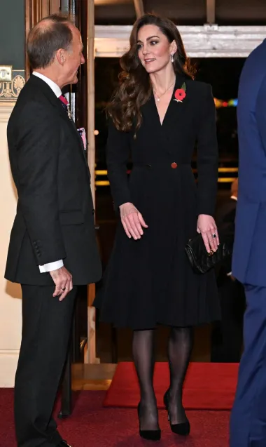 Elegancija u crnom - Kate Middleton se vratila i očarala prisutne na gala večeri